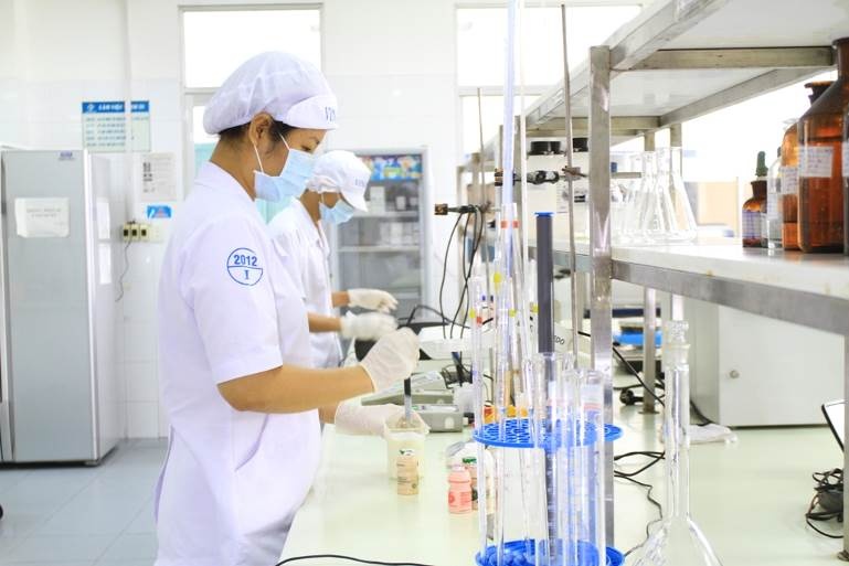Sua chua Vinamilk lam tu sua tuoi 100% hinh anh