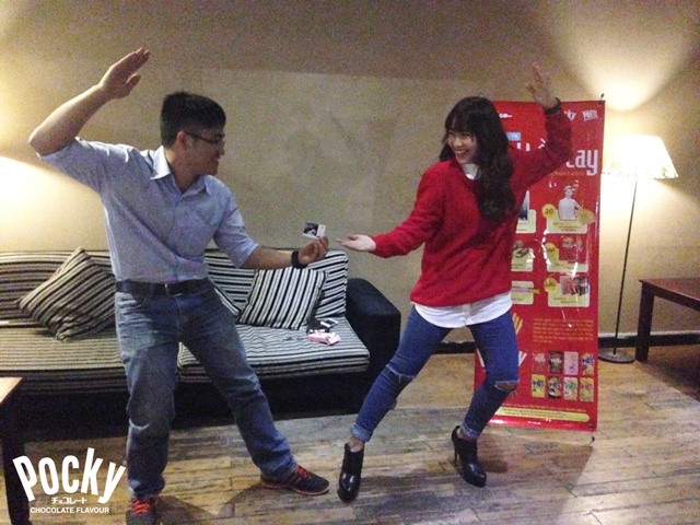 Kha Ngan xung xinh trong tay Pocky hinh anh