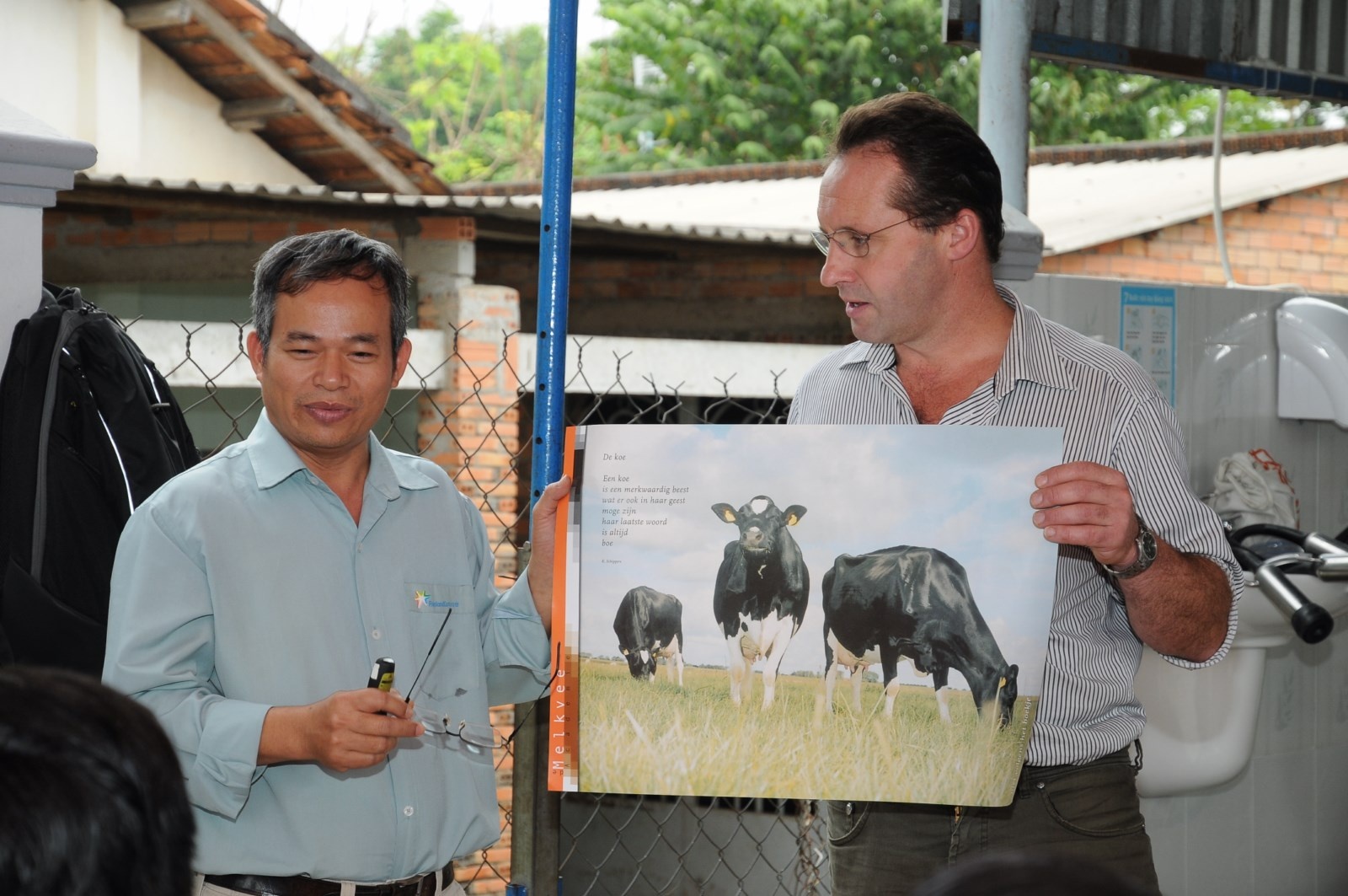 FrieslandCampina Viet Nam to chuc tap huan chan nuoi bo sua hinh anh