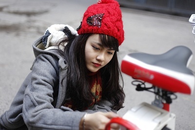 Chum anh teen girl hao hung ngay moi voi xe dap dien hinh anh