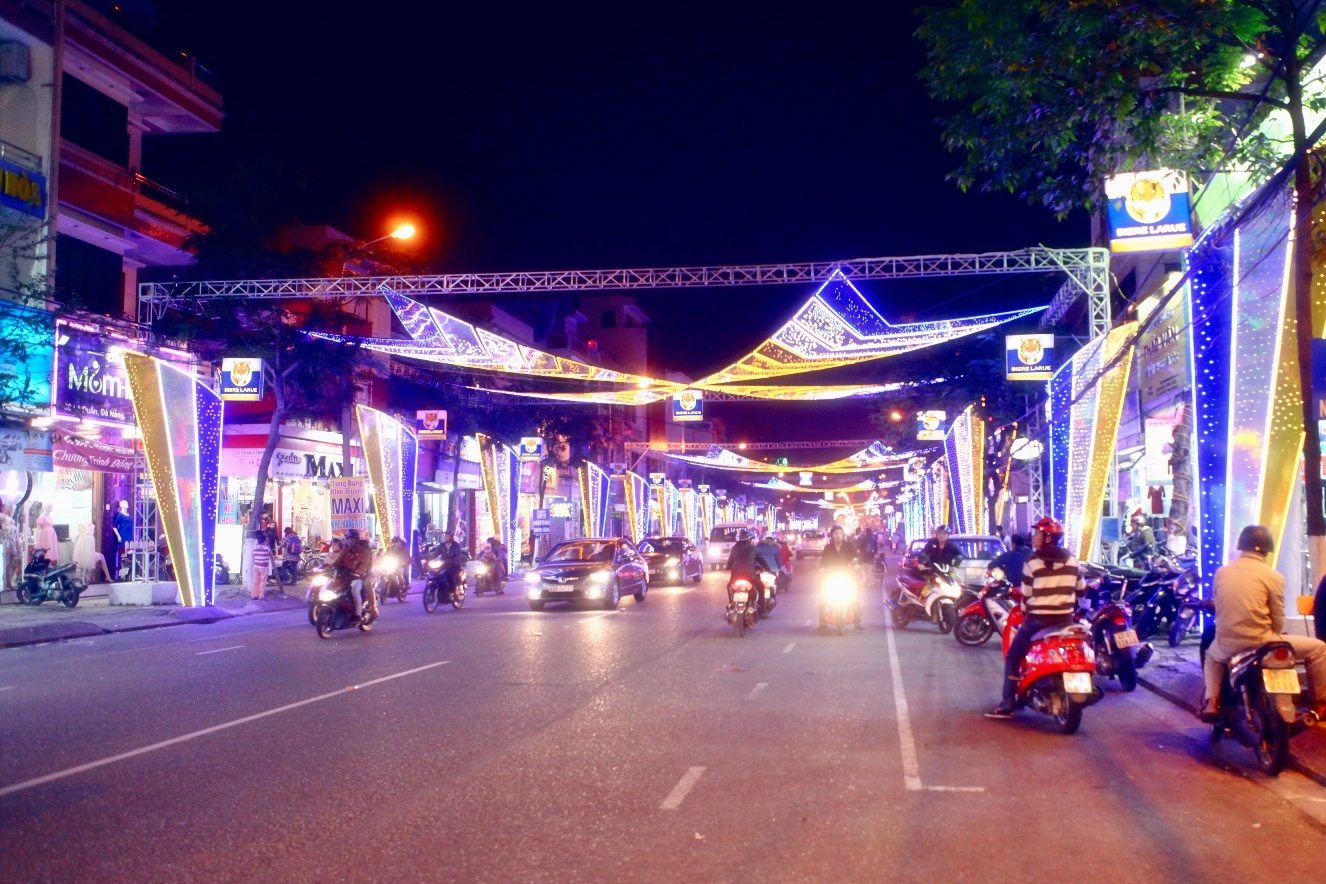 Da Nang - Tam Ky - Can Tho lung linh pho dem don Tet hinh anh
