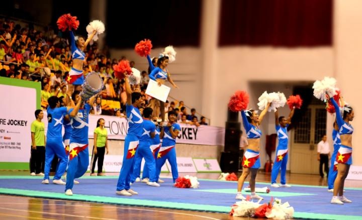 Con loc cheerleading trong gioi tre hinh anh