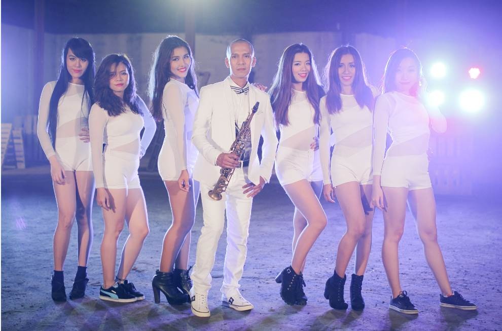Minh Tam Bui trinh dien saxophone voi MV 'Con buom xuan' hinh anh