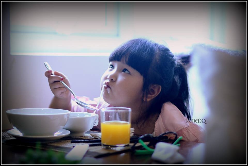 Bo anh dang yeu ba chup cho con gai hinh anh