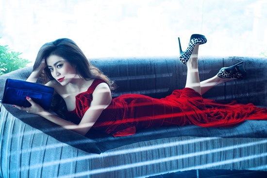 Gu chon giay cua Hoang Thuy Linh hinh anh