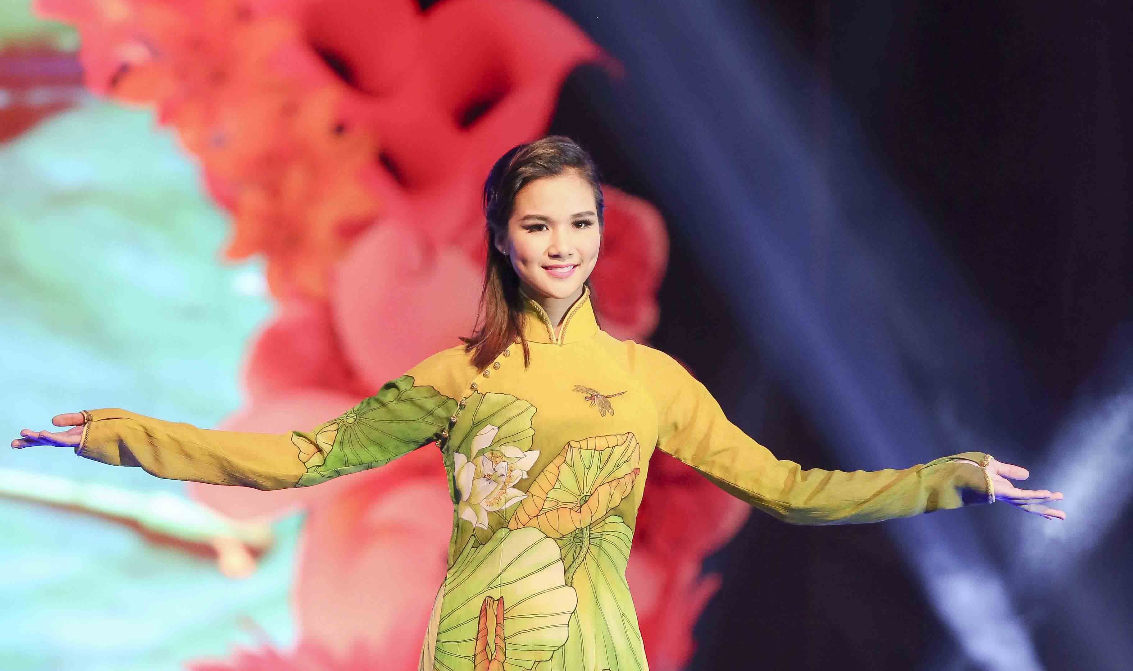 Ngoc Oanh duyen dang voi ao dai Si Hoang hinh anh