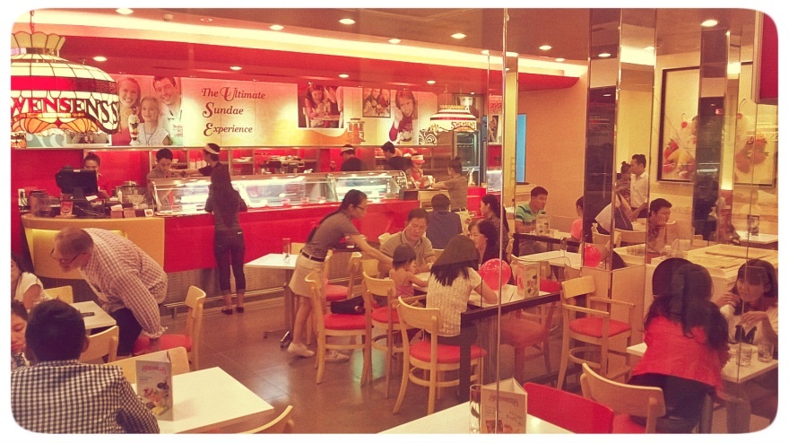 Khai truong nha hang kem Swensen’s tai Vo Van Tan hinh anh