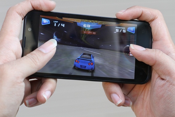 HKPhone ha gia smartphone an khach RACER hinh anh