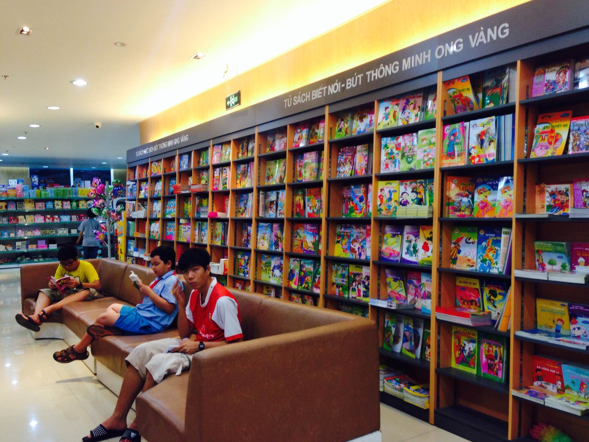 Khai truong sieu thi sach Nhan Van theo mo hinh Singapore hinh anh