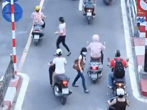 Khoc, cuoi voi giao thong Viet Nam hinh anh