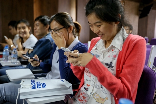 Sinh viên hào hứng tham gia gameshow qua smartphone.