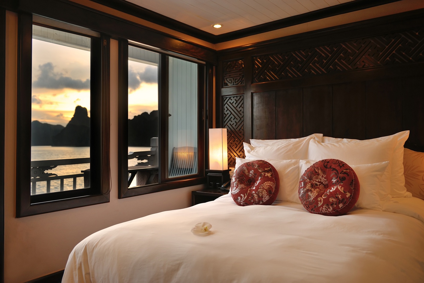 4.	Tất cả các phòng đều có view nhìn ra vịnh, du khách có thể ngắm bình minh hay hoàng hôn  từ ban công của phòng.