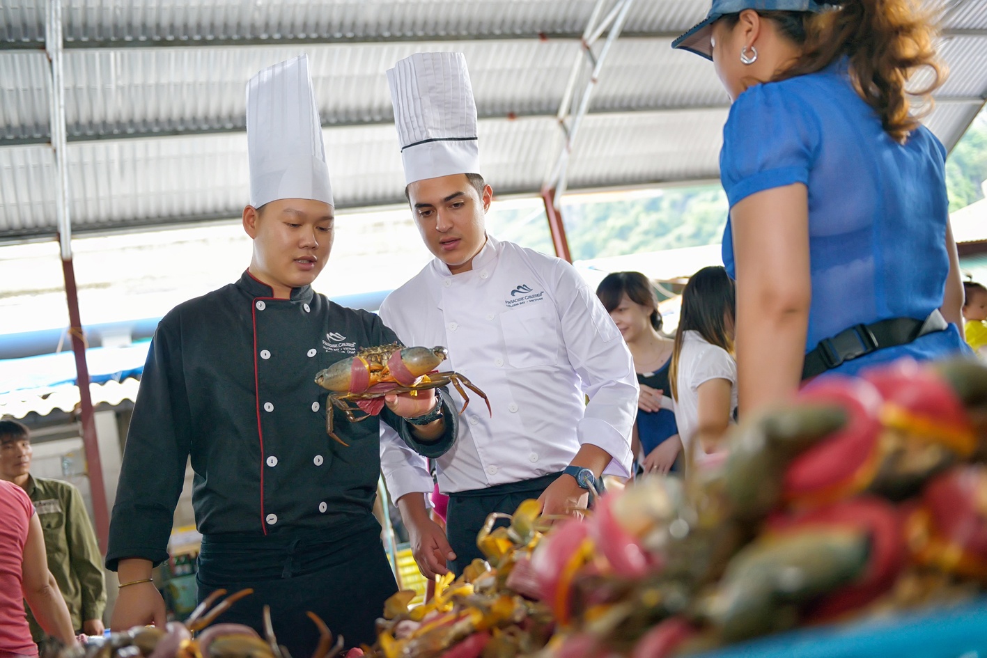 7.	Để đảm bảo chất lượng của đại tiệc hải sản, bếp trưởng của Paradise Cruises thường xuyên trực tiếp lựa chọn thực phẩm đầu vào.