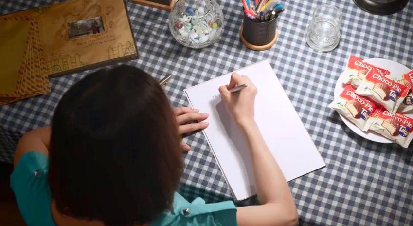 Dan mang hieu ky voi clip co gai ke chuyen bang anh hinh anh