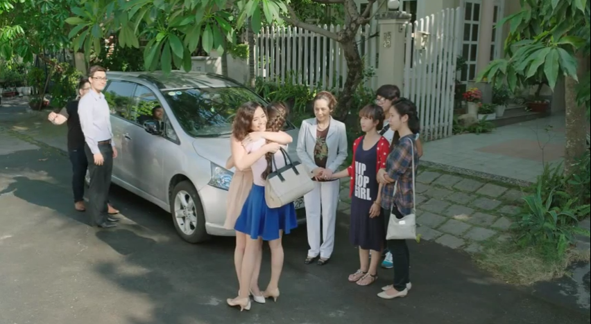 Xúc động trong vòng tay yêu thương của người thân và bạn bè trước lúc lên đường du học.