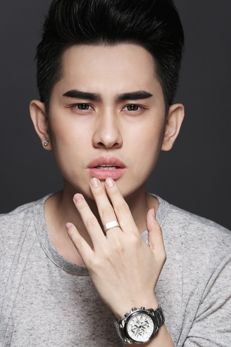 Chia sẻ về kiểu trang điểm cho ngày hè, Khải Thiên gợi ý với phong cách trang điểm sử dụng những tông màu nhẹ nhàng như cam, màu đồng cho mắt và má rất được phái đẹp yêu thích.