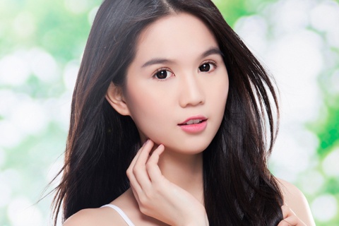 Trang diem nhe tenh trong nang he nhu Ngoc Trinh hinh anh