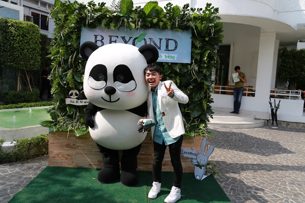 Sao Viet hao hung bat tay Kim Soo Hyun cung cuu trai dat hinh anh