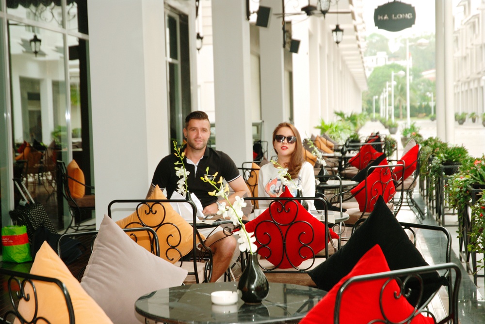 Ky nghi thu vi cua Van Bakel va DJ Myno tai Paradise Suites hinh anh