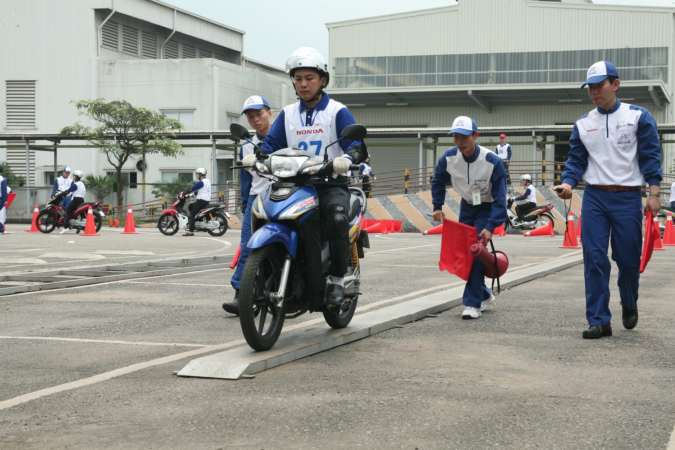 Hoi thi 'Huong dan vien lai xe an toan xuat sac nam 2014' hinh anh