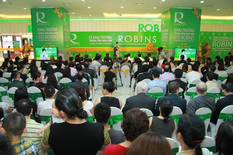 Thoa suc mua sam trong su kien khai truong Robins hinh anh