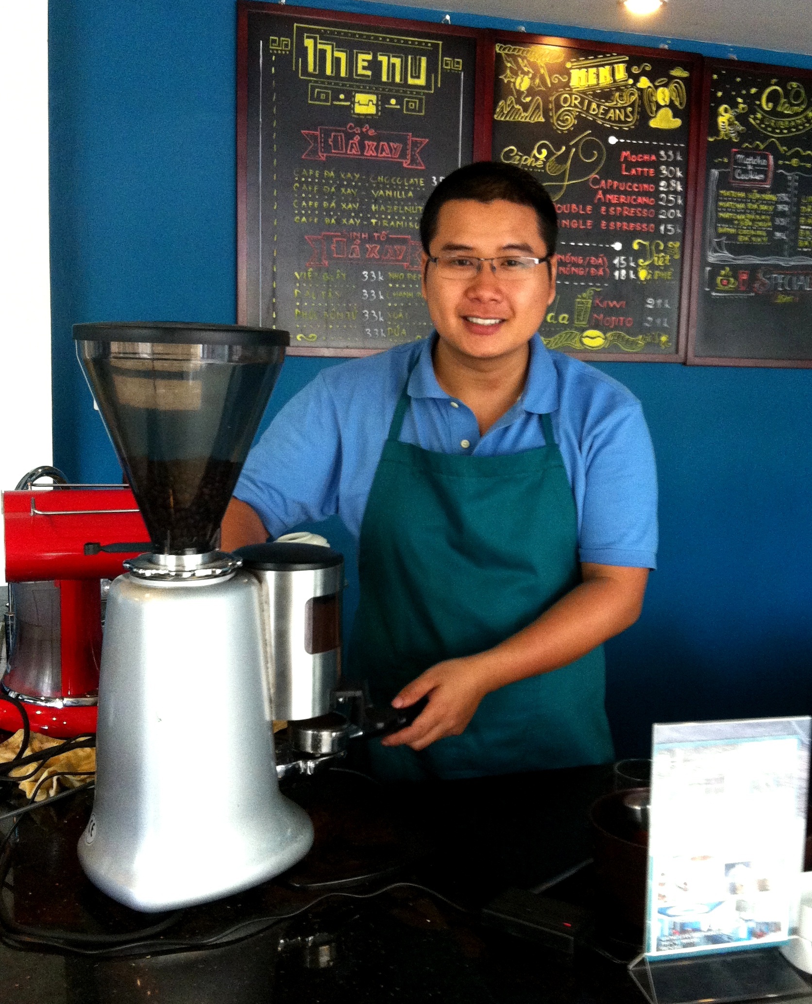 Anh Luân pha cà phê.