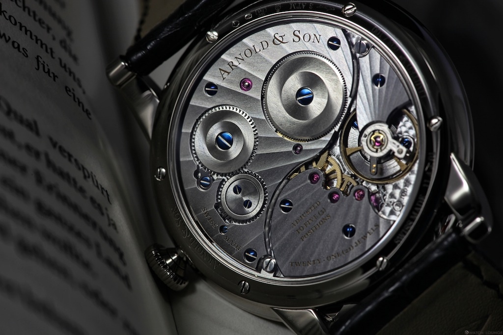 Dong ho mang ten chien ham Anh trung bay tai Ha Noi hinh anh