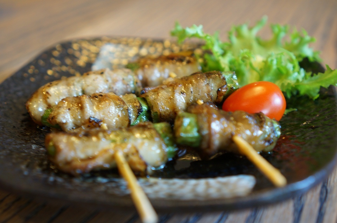 Ba rọi cuốn đậu bắp sốt terayaki thơm mềm.