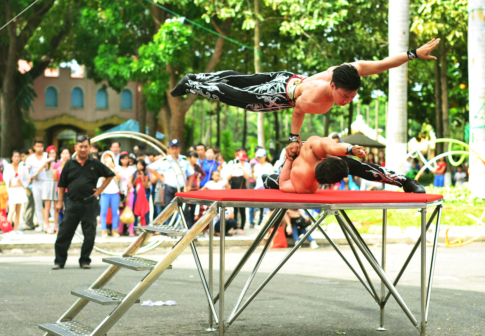 Màn trình diễn sức mạnh đôi tay của 2 anh em Quốc Cơ - Quốc Nghiệp, tiết mục đoạt huy chương vàng liên hoan xiếc Quốc tế 2013.
