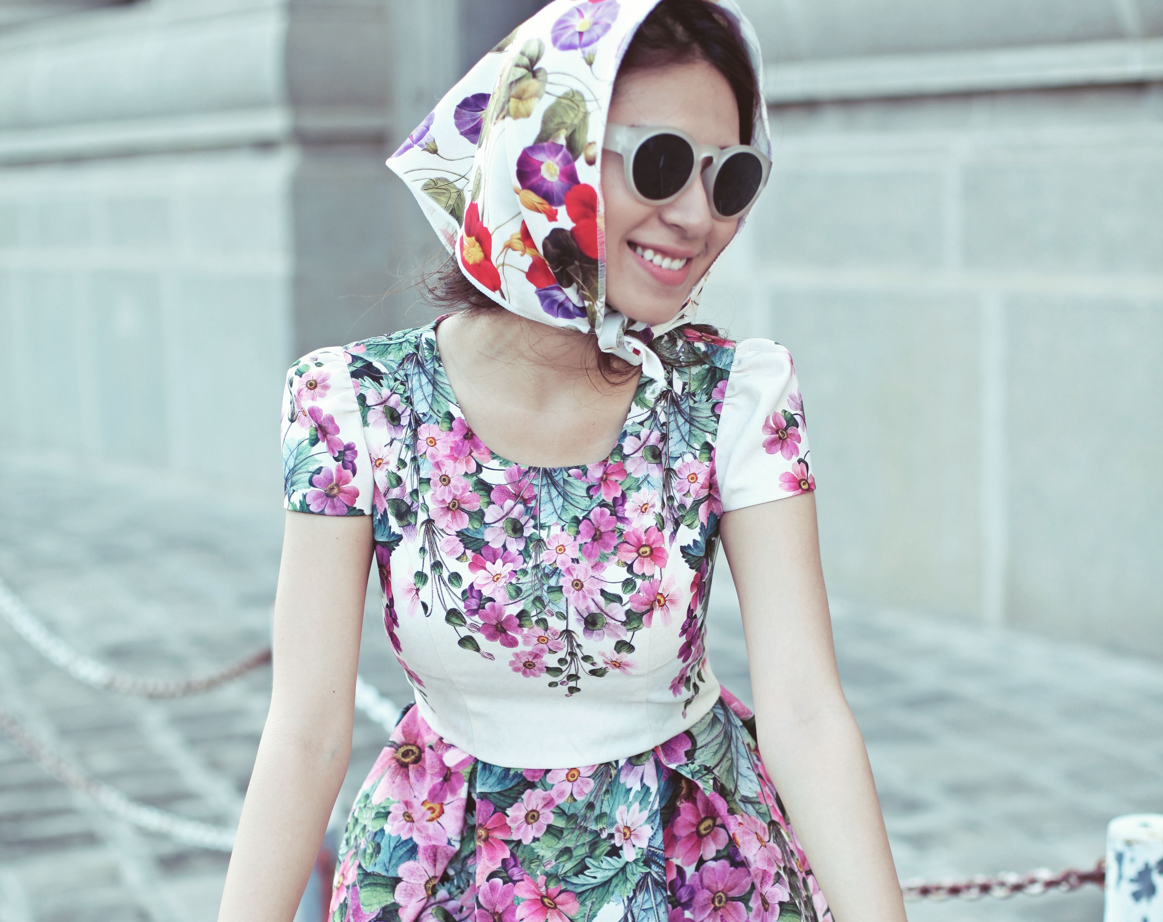 Dien vay hoa rang ro trong nang he hinh anh