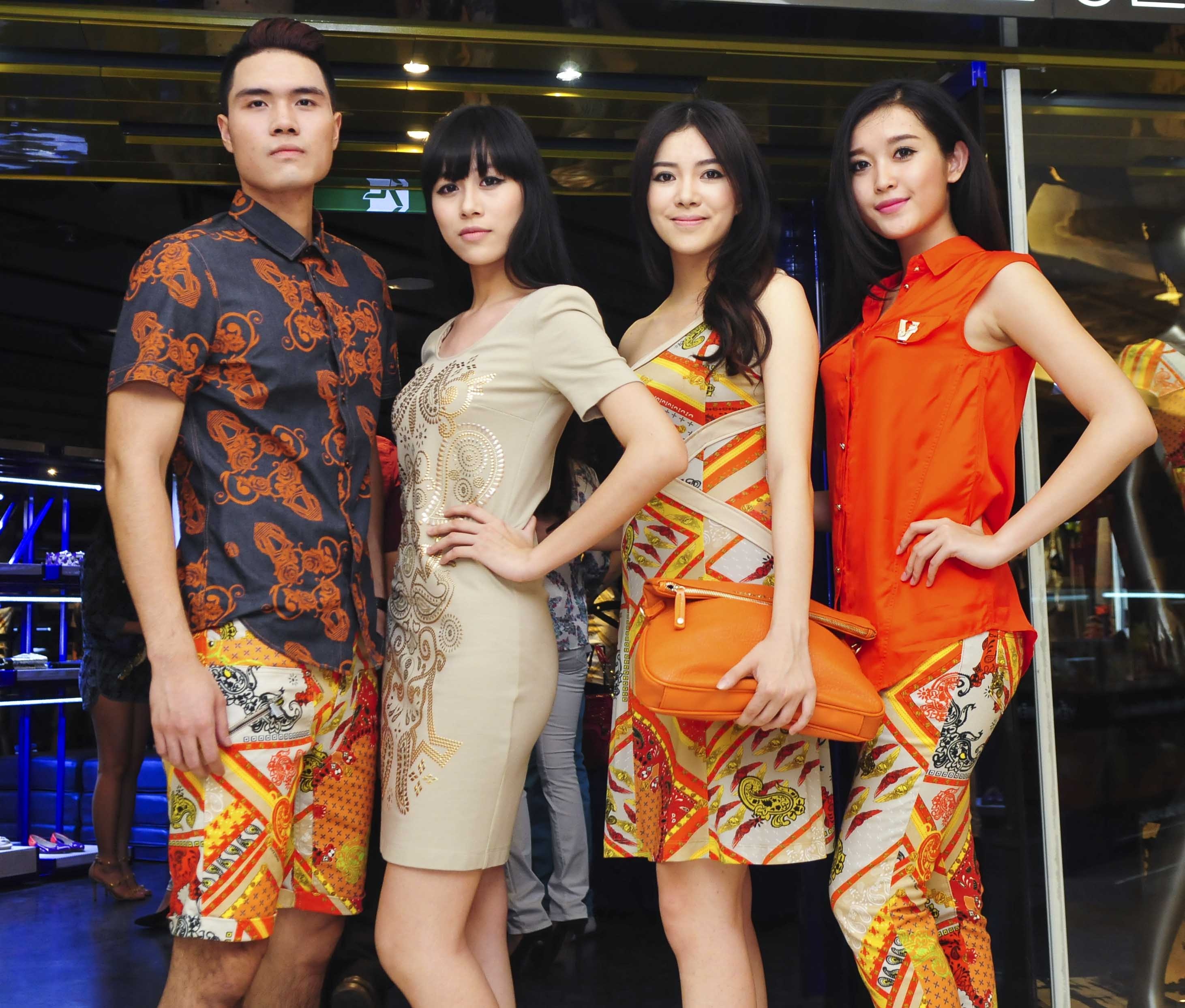 Hoa tiet an tuong trong BST xuan - he cua Versace Jeans hinh anh