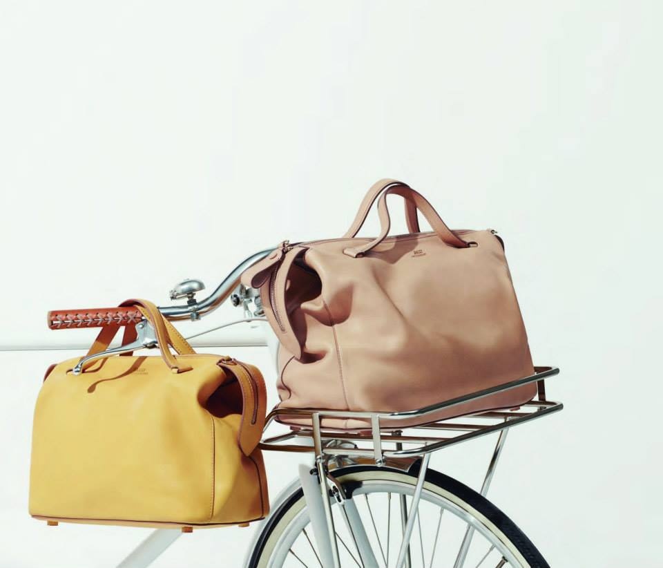 Bien hoa mua he voi trang phuc day mau sac hinh anh