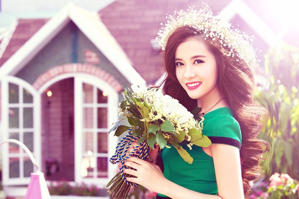 Hang Dang dien trang phuc sac xanh mat mat ngay he hinh anh