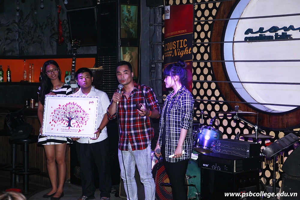 Dem nhac acoustic gay quy tu thien cua truong quoc te PSB hinh anh