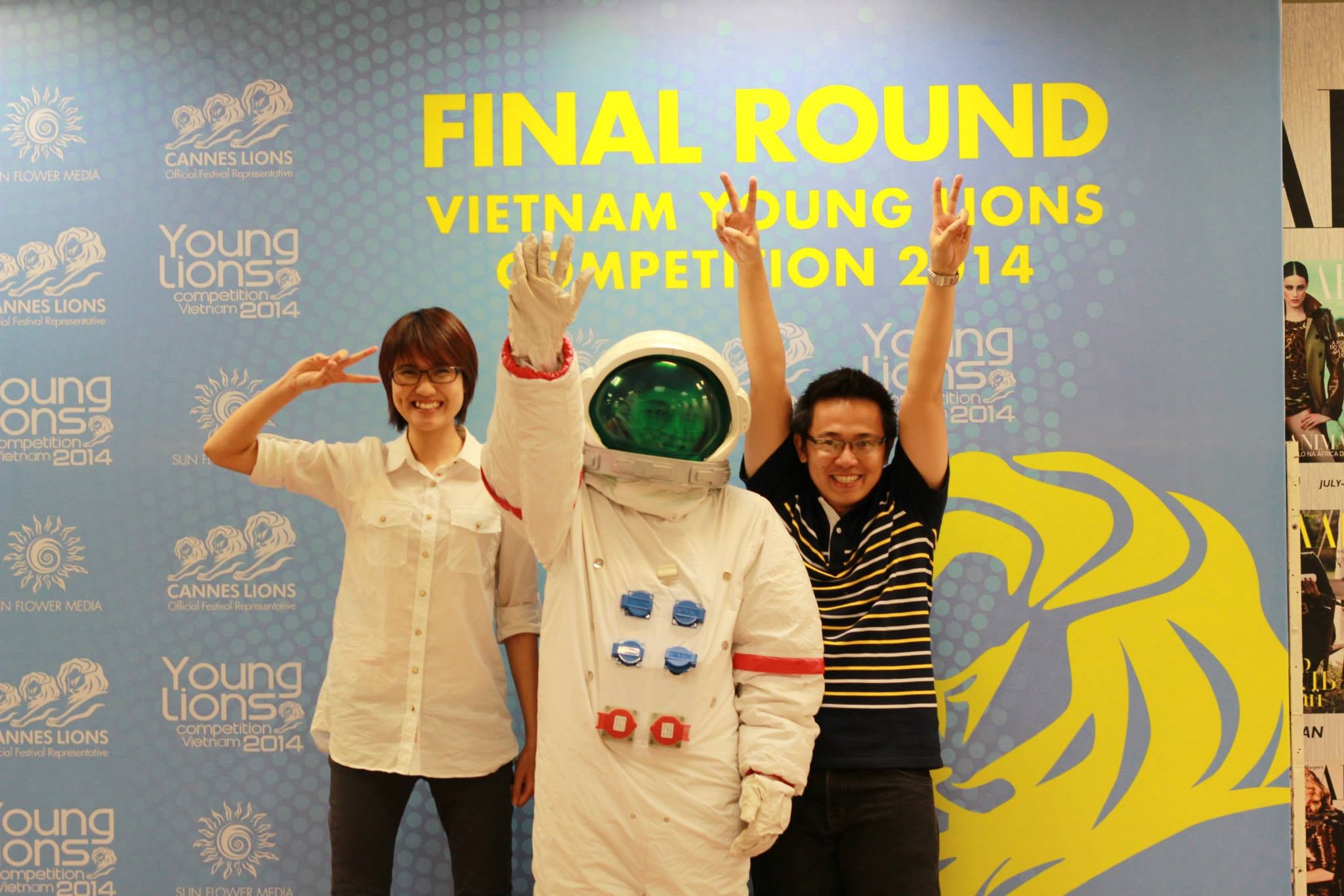 ai thành viên The 9Epic cùng phi hành gia trong buổi thuyết trình tại vòng chung kết cuộc thi Vietnam Young Lions 2014.