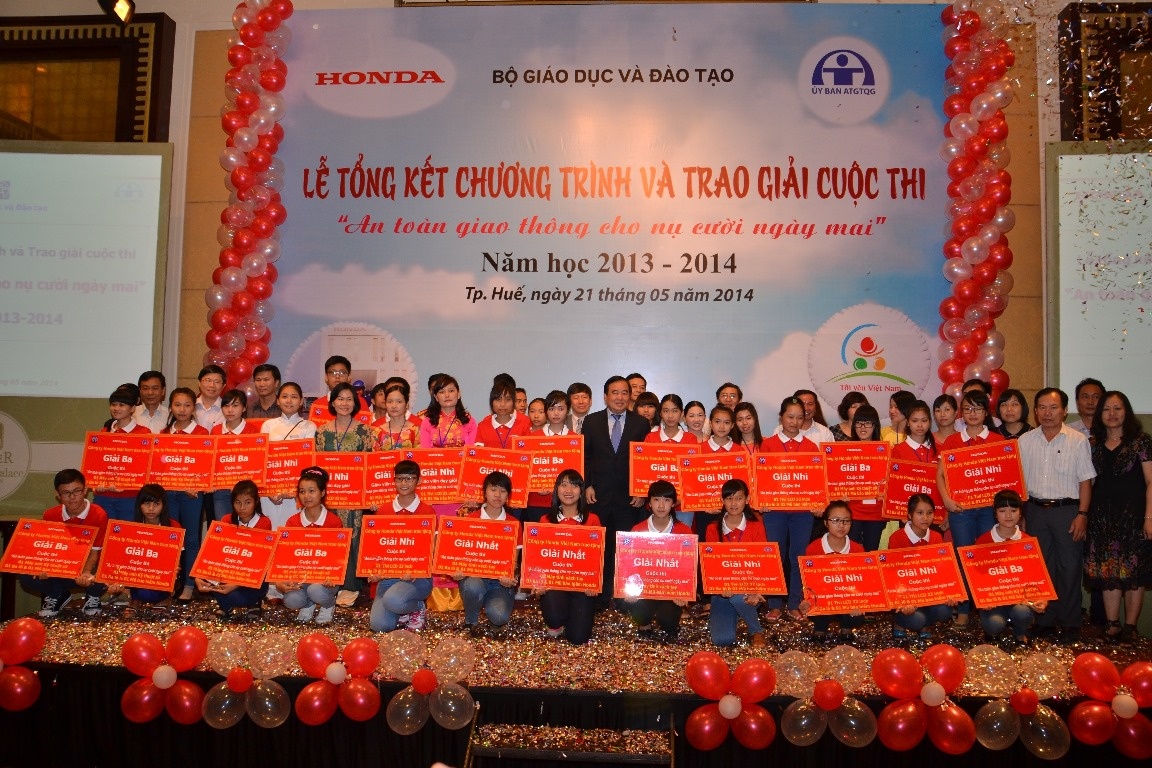 'An toan giao thong cho nu cuoi ngay mai' hinh anh