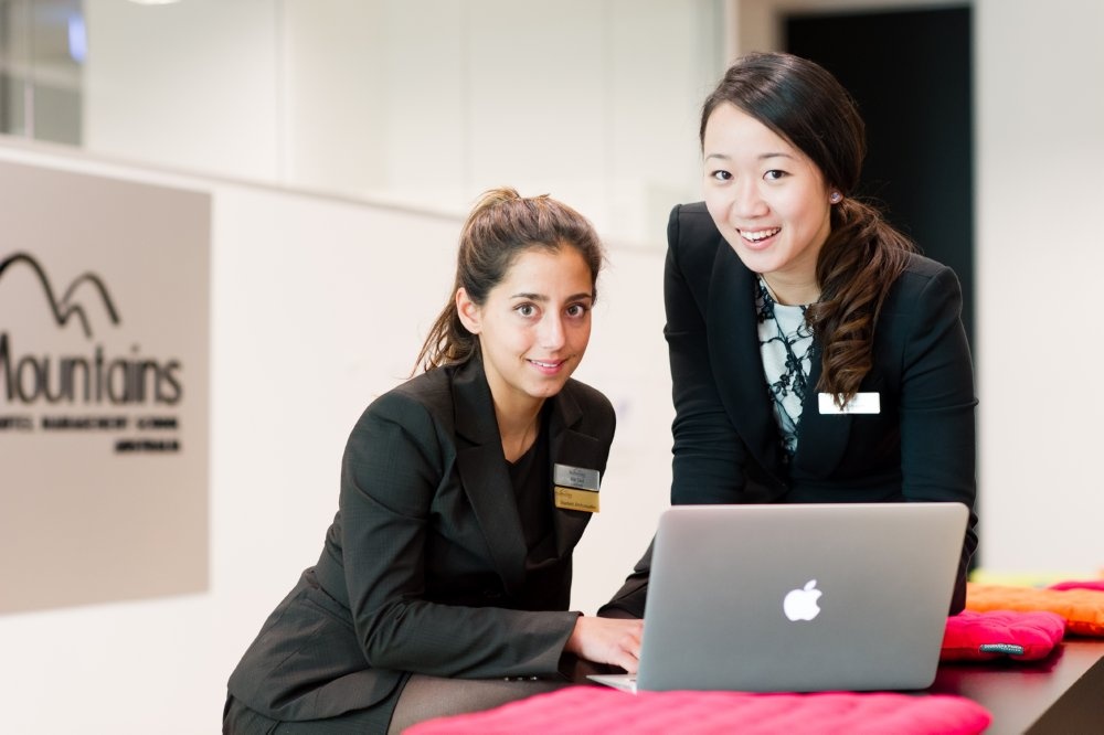 Lam giam doc voi bang cu nhan Quan ly khach san va Su kien hinh anh