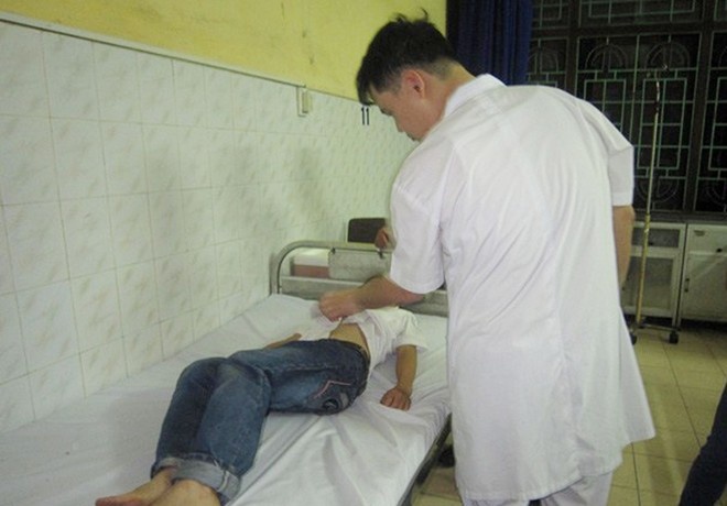 Hoc sinh Nam Dinh ngo doc: sua Co Gai Ha Lan am tinh hinh anh