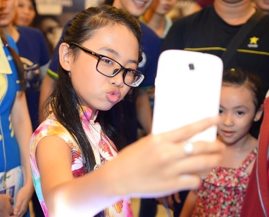 Phuong My Chi nhi nhanh 'tu suong' voi smartphone hinh anh