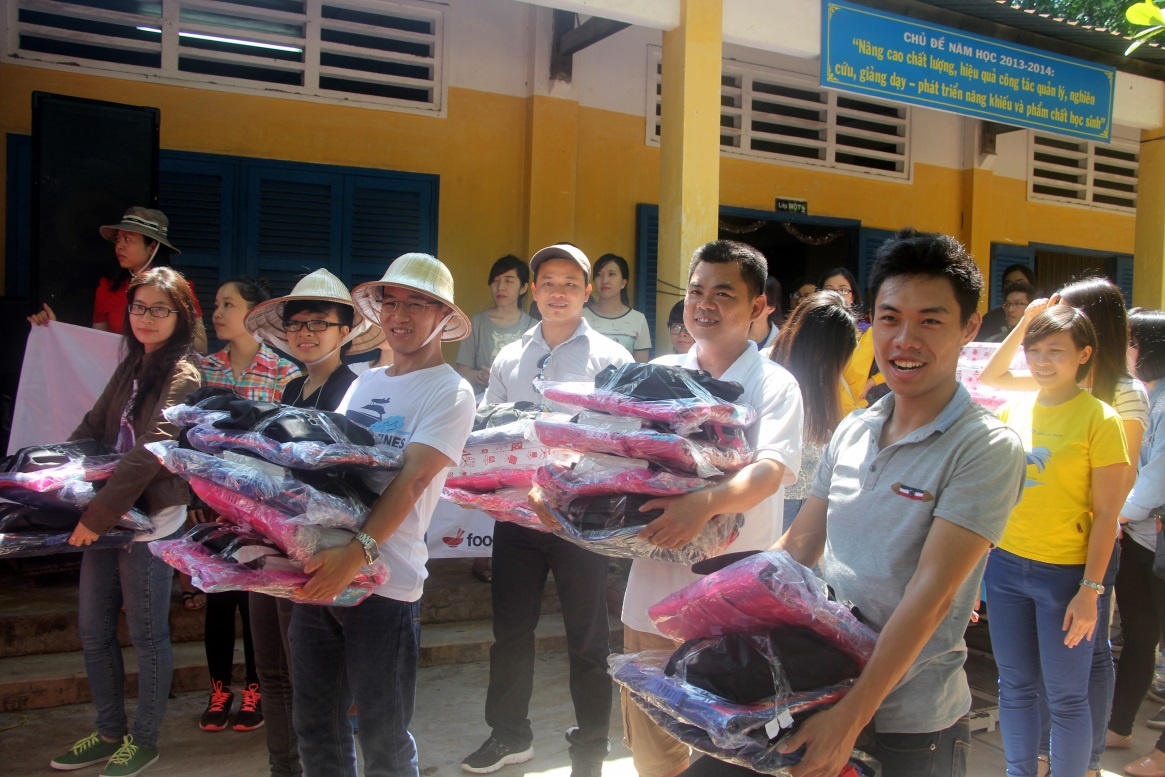 Mang yeu thuong den voi tre em ngheo cung Zalora, Lazada hinh anh