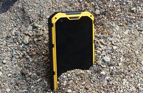 Trai nghiem smartphone chong nuoc, gia re hinh anh