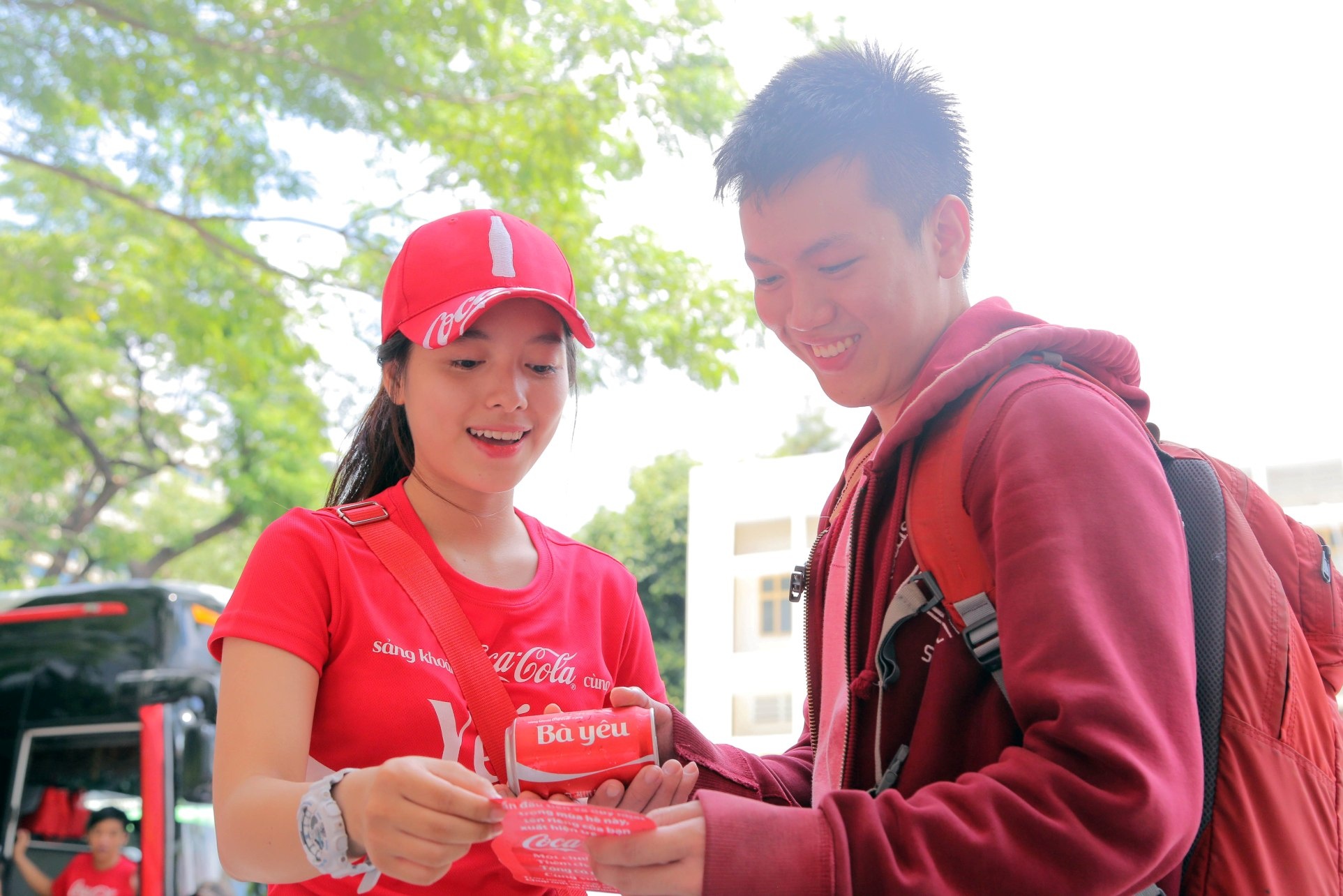 Trao Coca-Cola in ten ban be - trao luu mua he cua teen hinh anh