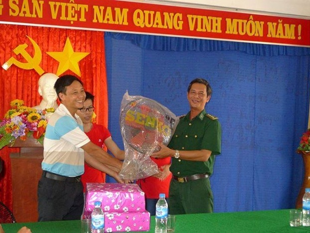 Anh Tạ Quang Toán - Nhóm từ thiện Liên Chi, đại diện trao quà cho chiến sĩ đồn biên phòng