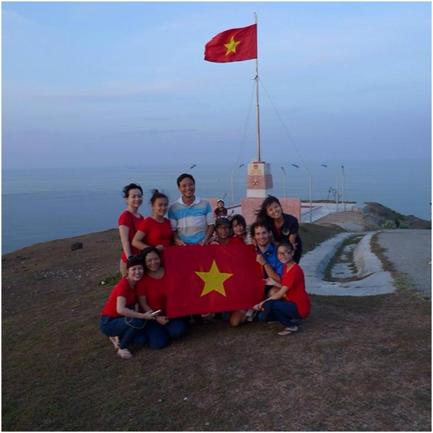 Đoàn chụp ảnh kỉ niệm bên Cột cờ Tổ quốc