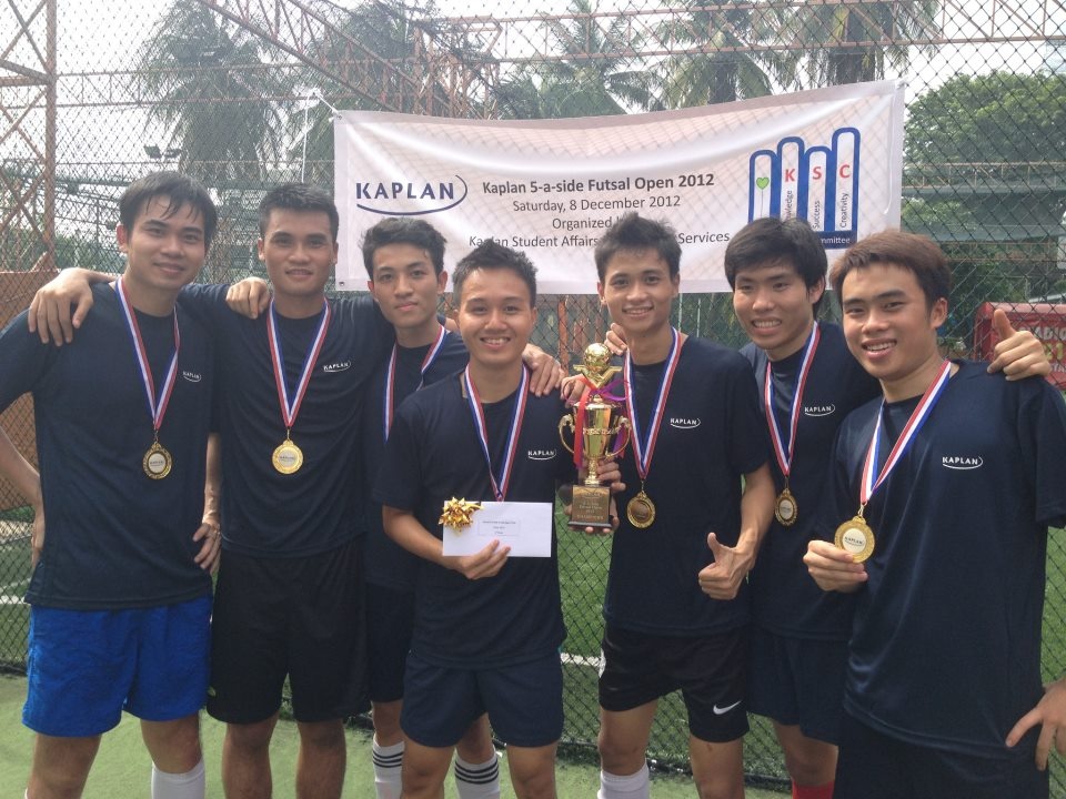 Sinh viên Kaplan trong một hoạt động thẻ thao của trường.