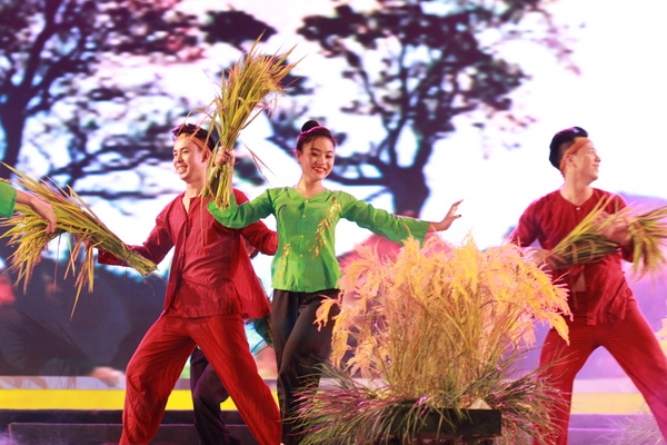  Khung cảnh cày cấy thể hiện sự thịnh vượng đời Trần.