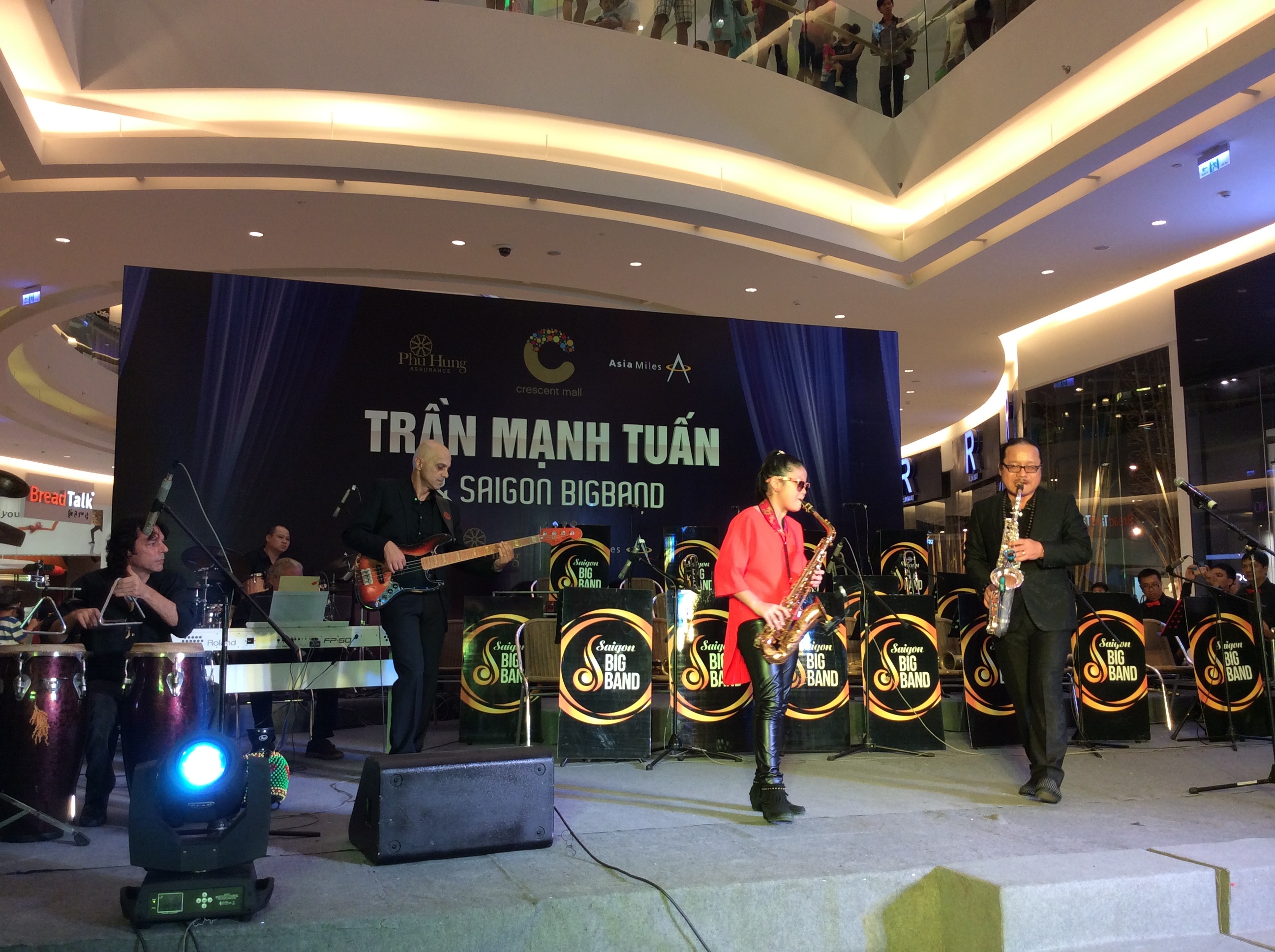 Tran Manh Tuan 'jazz hoa' nhac phim kinh dien hinh anh