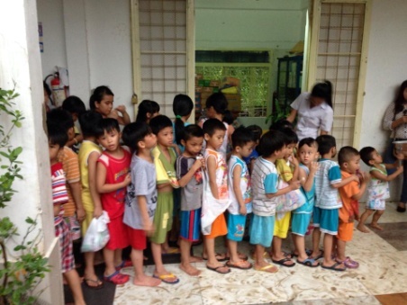 DJ Hoang Anh dem nu cuoi den voi co nhi hinh anh