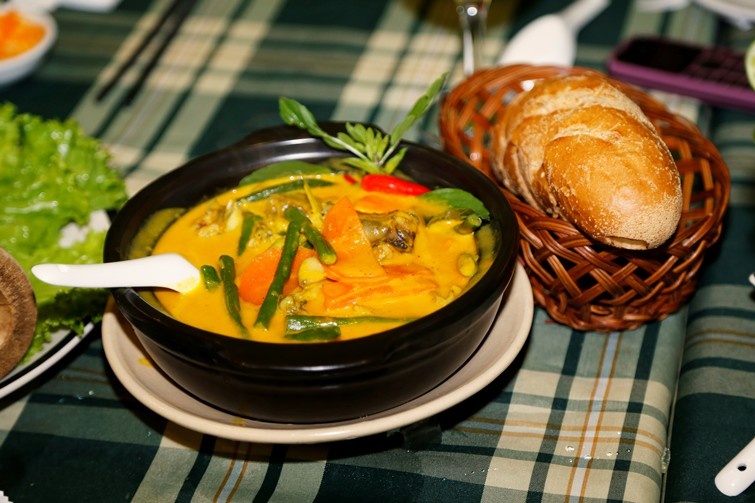 Am ap mua mua voi lau ech xanh cay nong thom ngot hinh anh