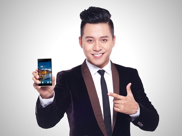 Tuan Hung ky hop dong khung voi dien thoai thuong hieu Viet hinh anh